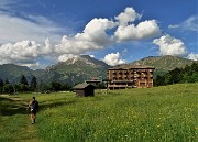 91 All'ex-albergo della Conca dell'Alben prendiamo stradetta segnalata  a dx 